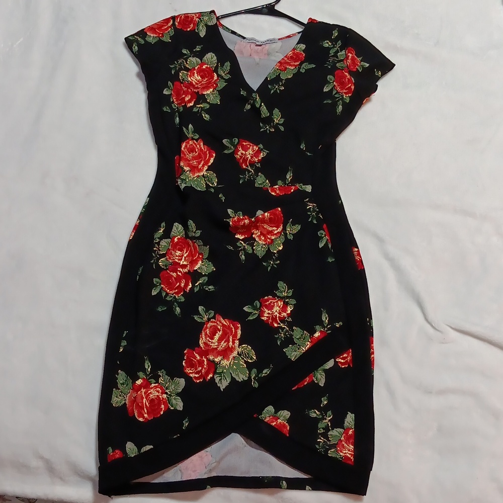 Almost Famous:Women's sz M Blk w/beautiful Red Rose and Gold Print.